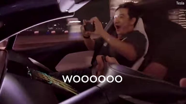 Τρομάζει το Tesla Roadster!